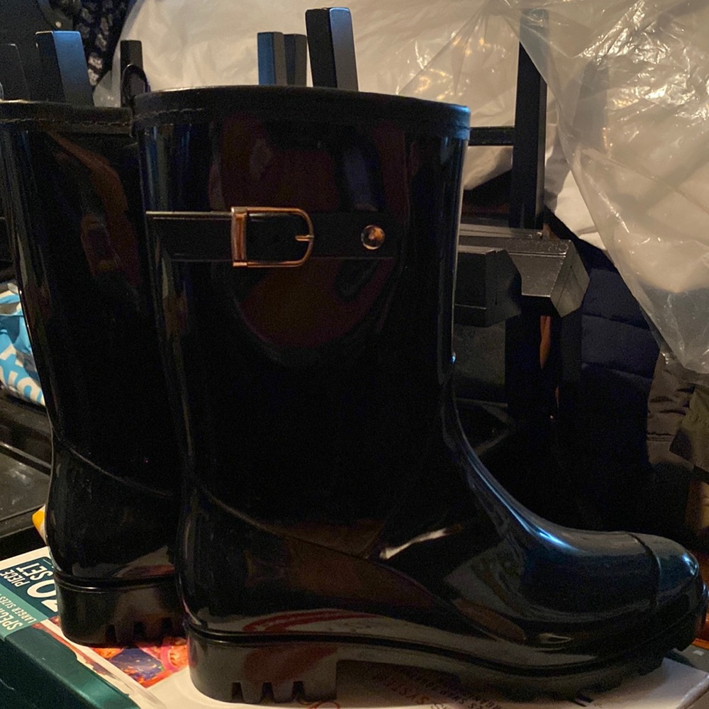 Short rain boots.